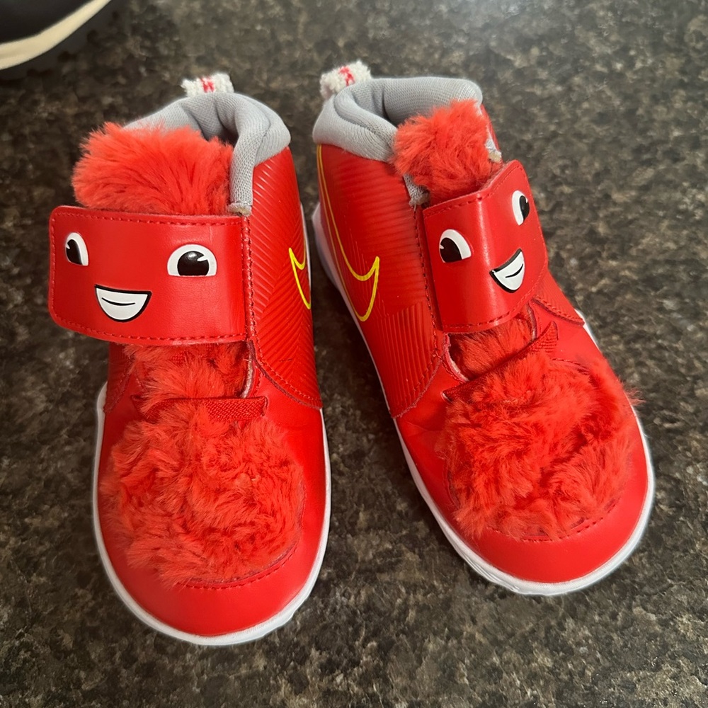 Nike Kids
Team Hustle D9 Lil "Fast n Furry - Chile Red" sneakers